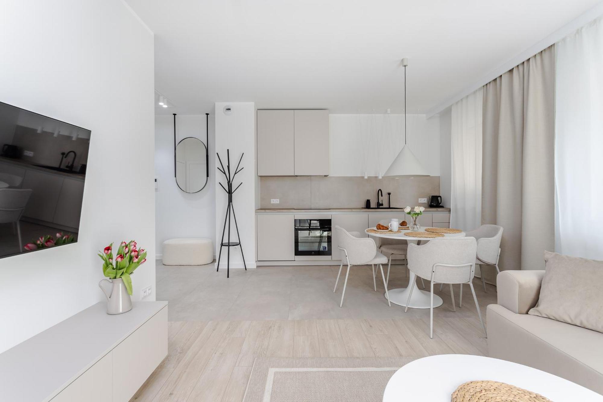 Apartment Nowoczesny Very Berry W Poznaniu Z Parkingiem I Biurkiem By Renters