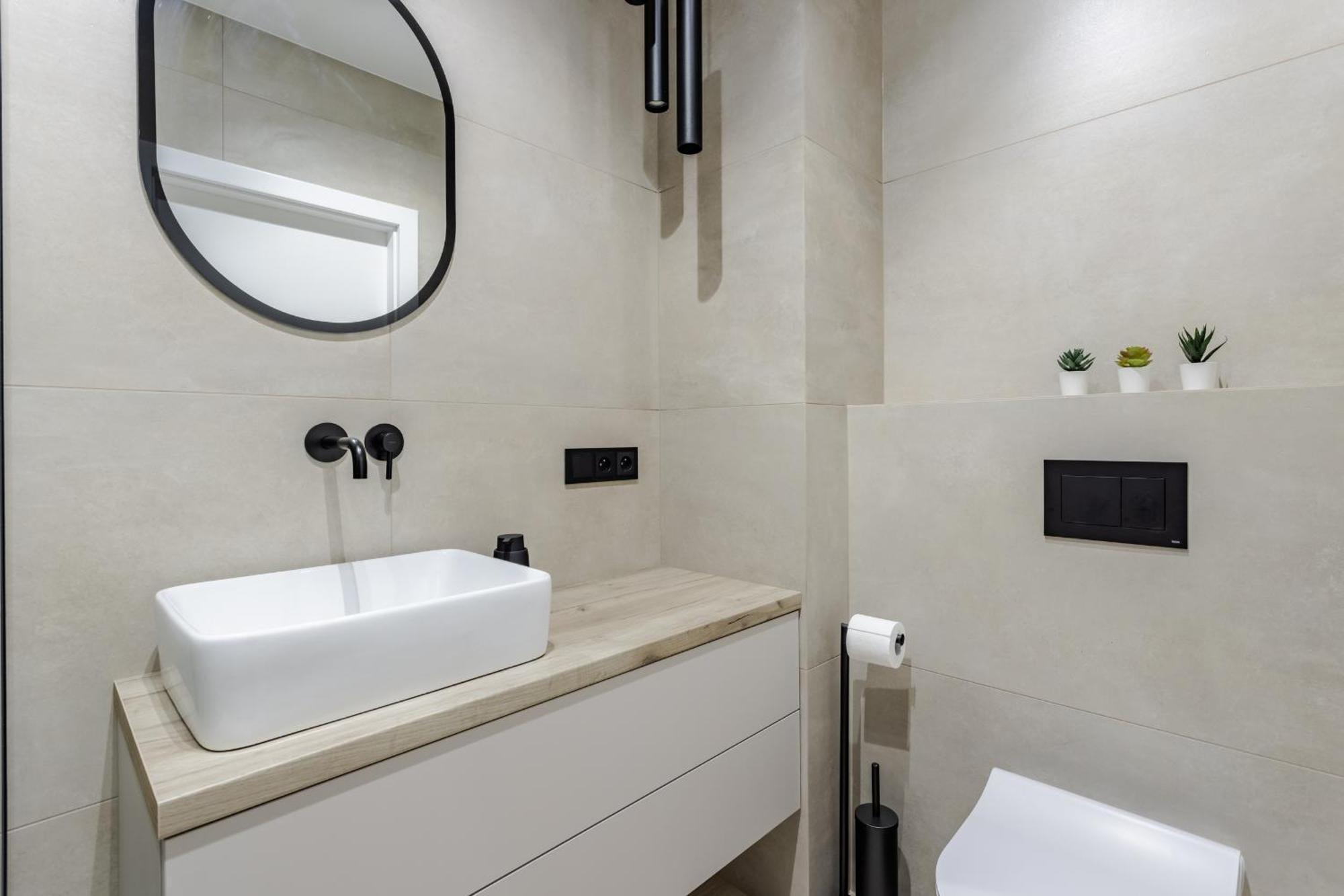 Apartment Nowoczesny Very Berry W Poznaniu Z Parkingiem I Biurkiem By Renters Poznan