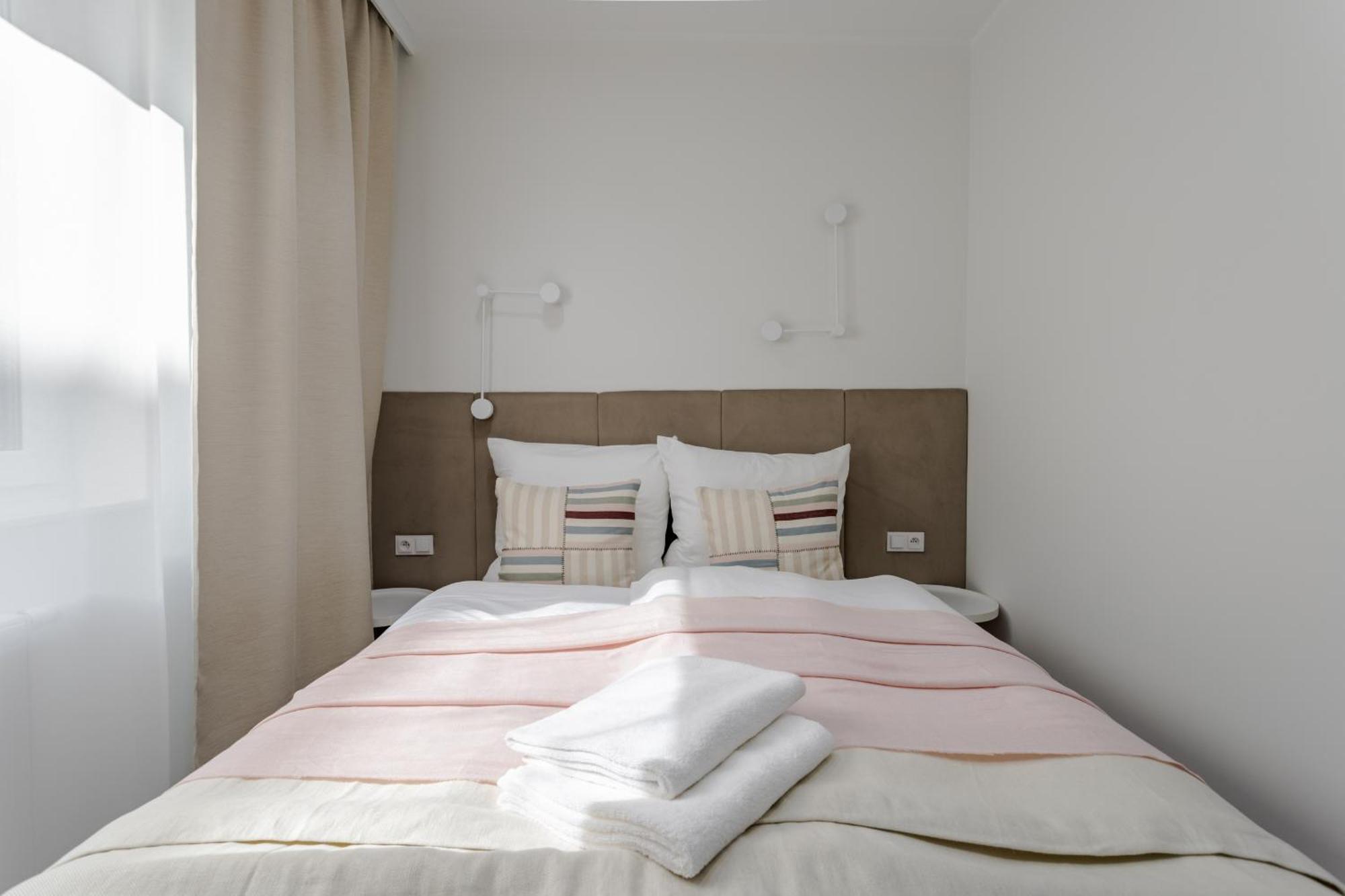 Apartment Nowoczesny Very Berry W Poznaniu Z Parkingiem I Biurkiem By Renters *