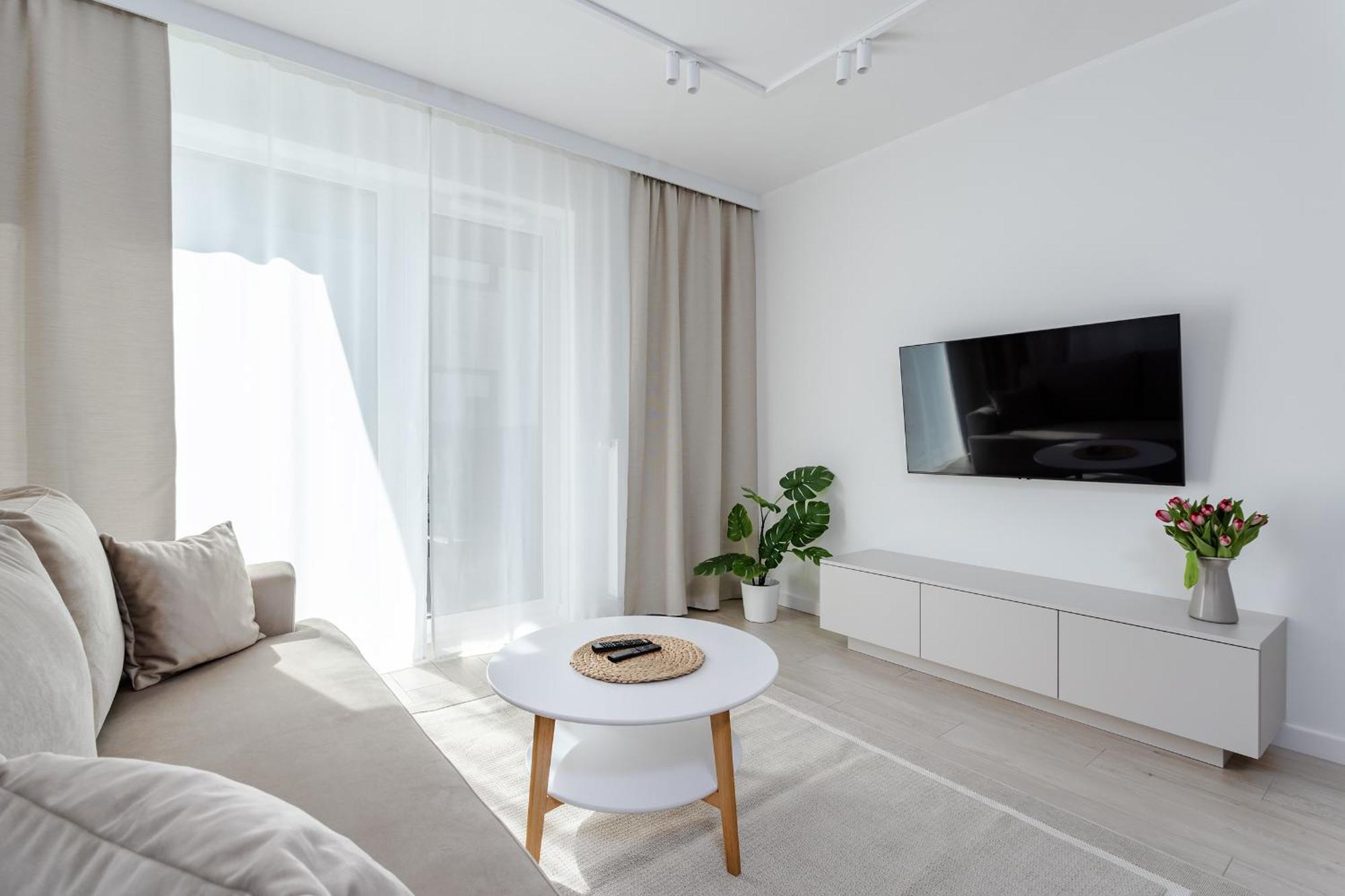 Nowoczesny Very Berry W Poznaniu Z Parkingiem I Biurkiem By Renters Познань