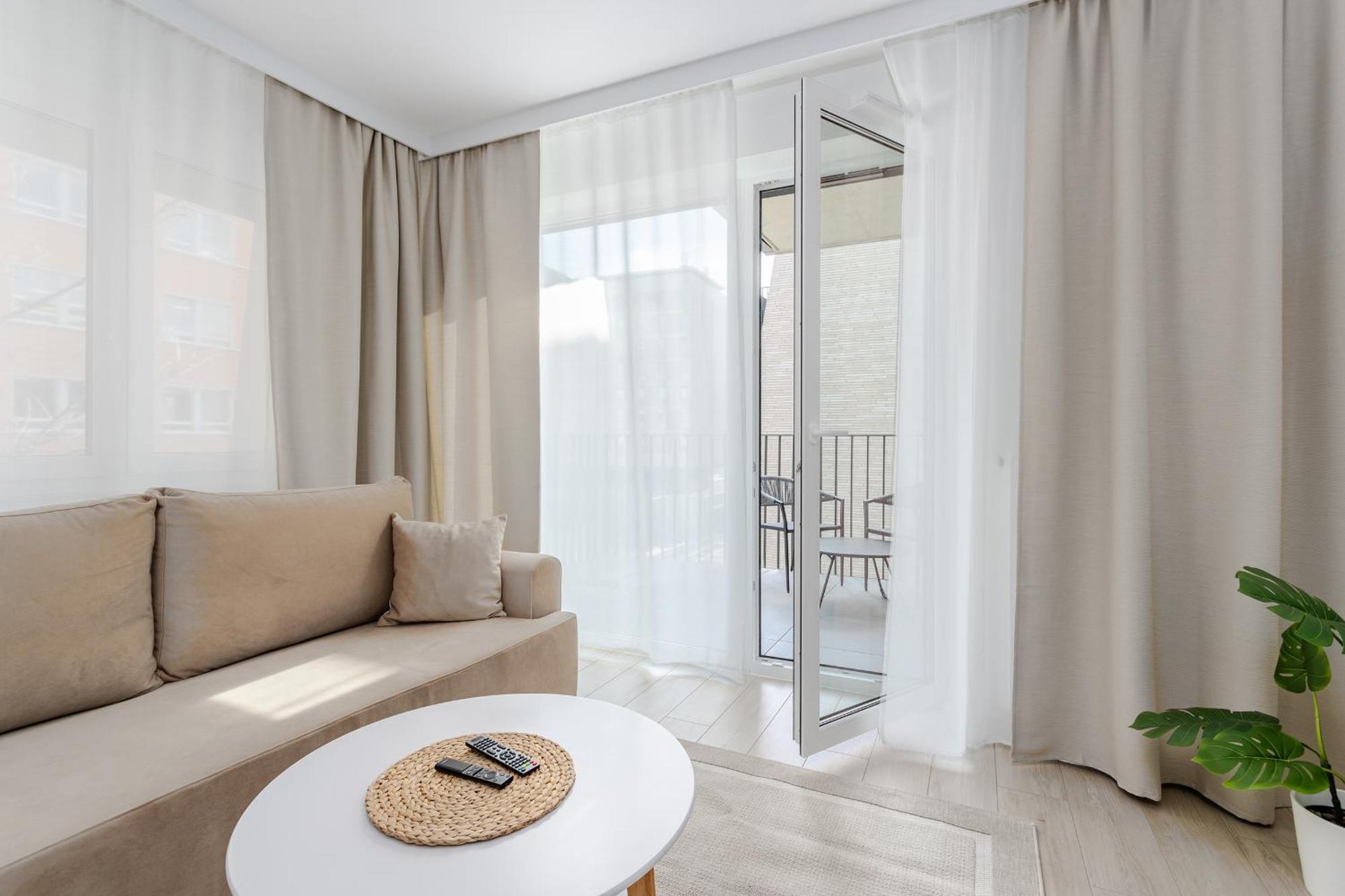 Apartment Nowoczesny Very Berry W Poznaniu Z Parkingiem I Biurkiem By Renters *