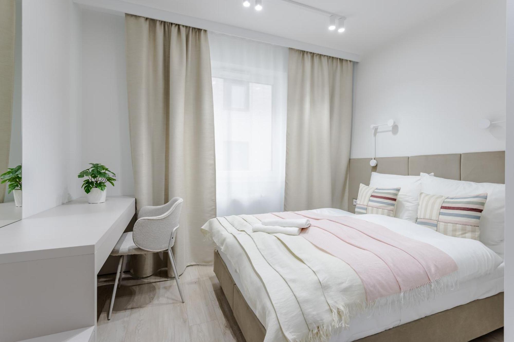 Apartment Nowoczesny Very Berry W Poznaniu Z Parkingiem I Biurkiem By Renters *