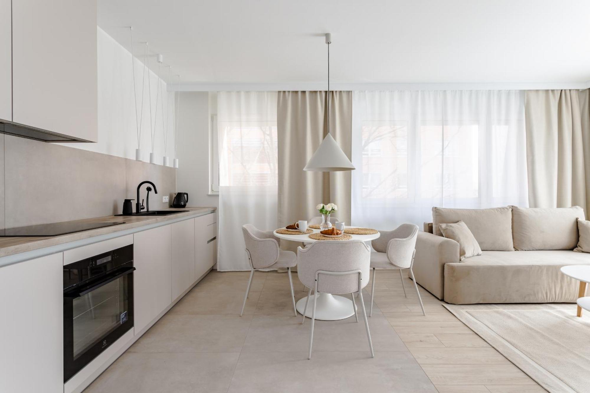 Apartment Nowoczesny Very Berry W Poznaniu Z Parkingiem I Biurkiem By Renters Poznan