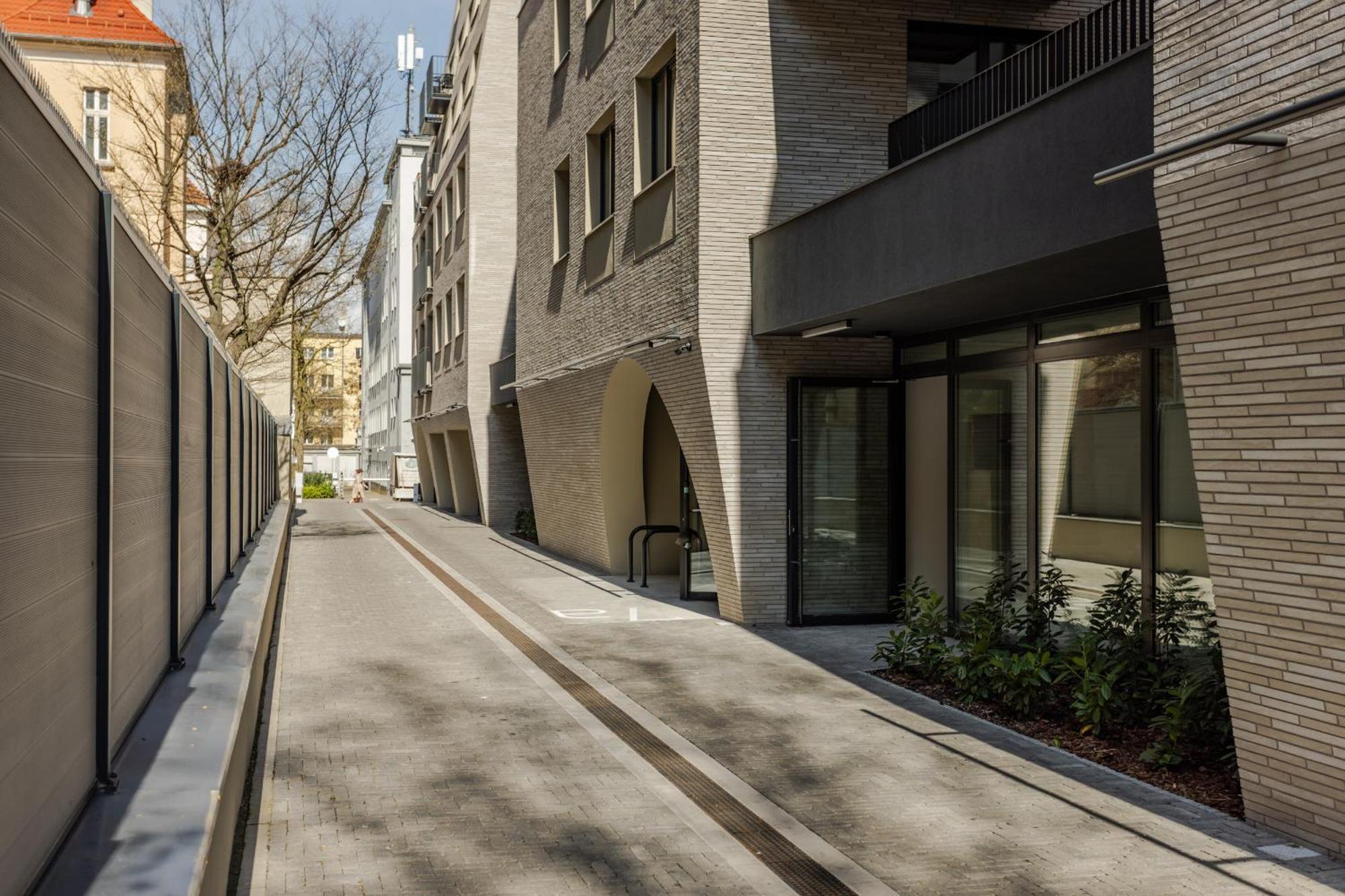 Nowoczesny Very Berry W Poznaniu Z Parkingiem I Biurkiem By Renters