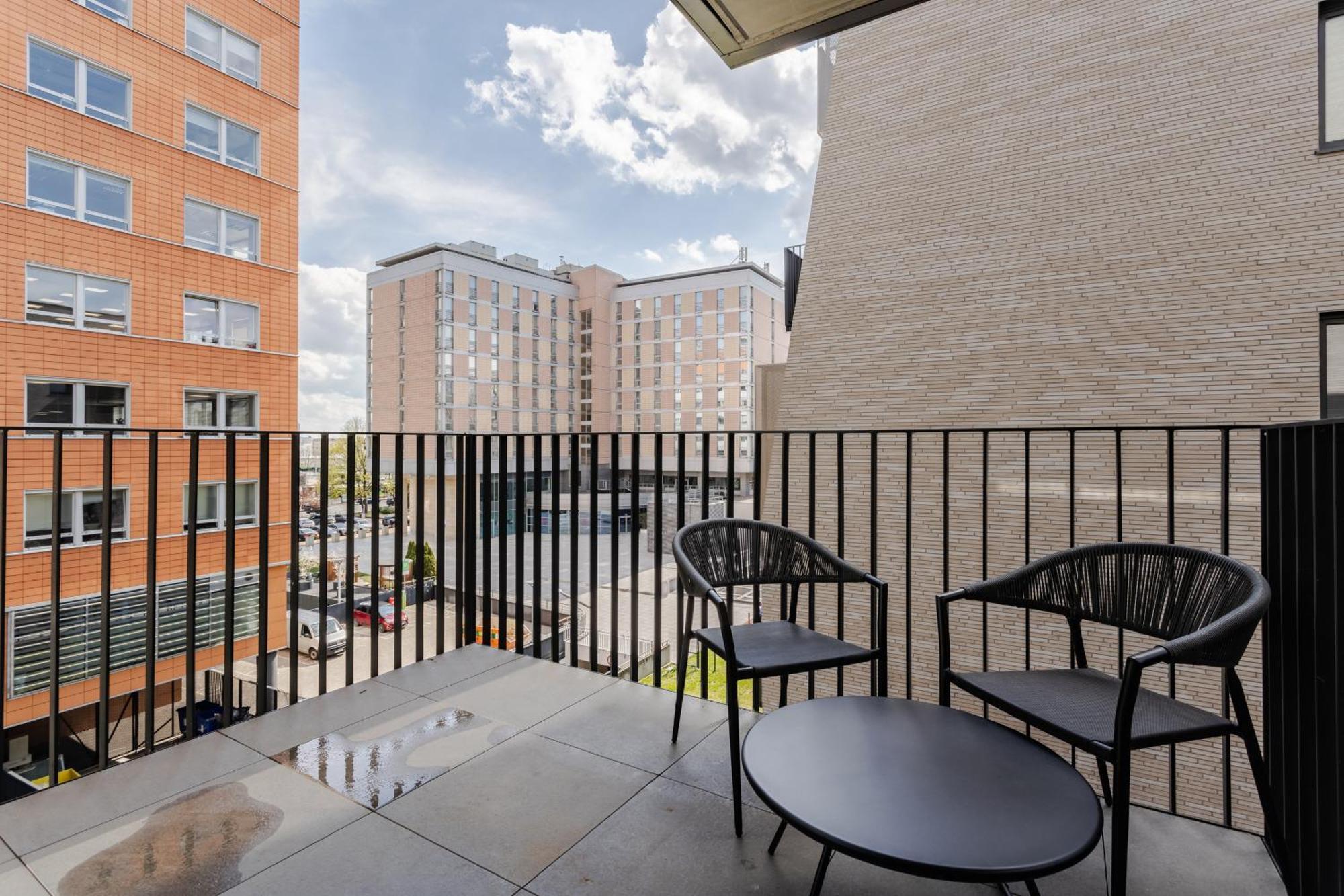 Apartment Nowoczesny Very Berry W Poznaniu Z Parkingiem I Biurkiem By Renters Poznan