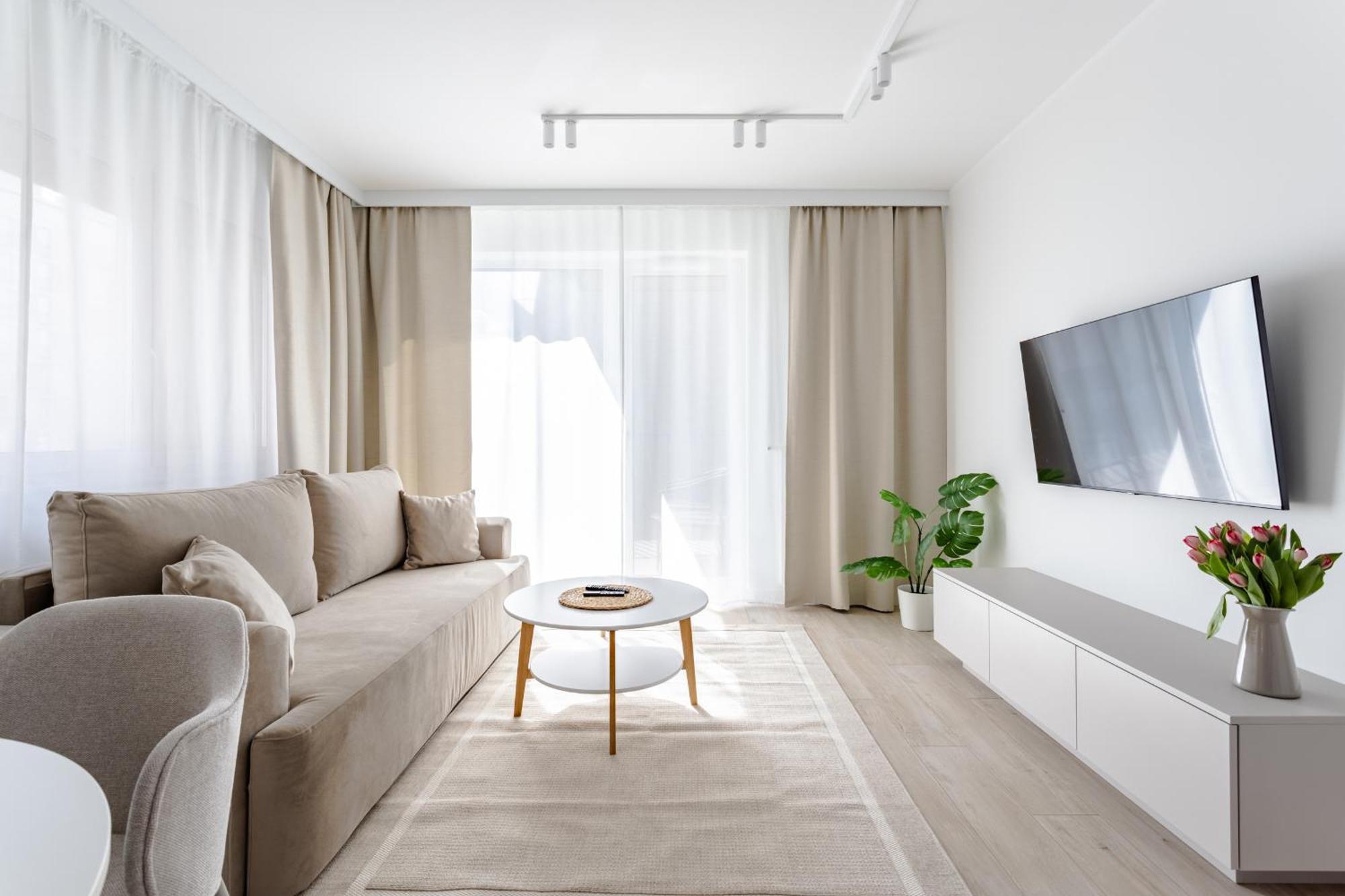 Apartment Nowoczesny Very Berry W Poznaniu Z Parkingiem I Biurkiem By Renters