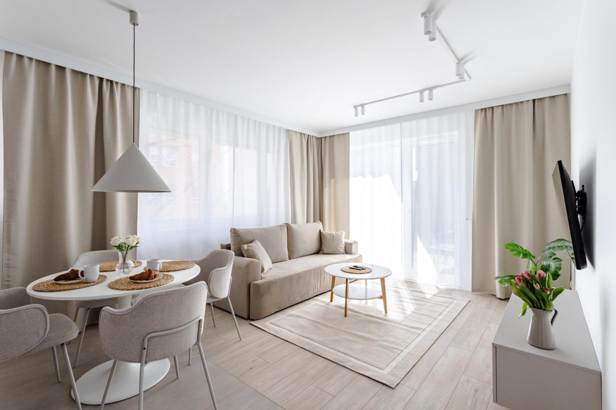 Apartment Nowoczesny Very Berry W Poznaniu Z Parkingiem I Biurkiem By Renters