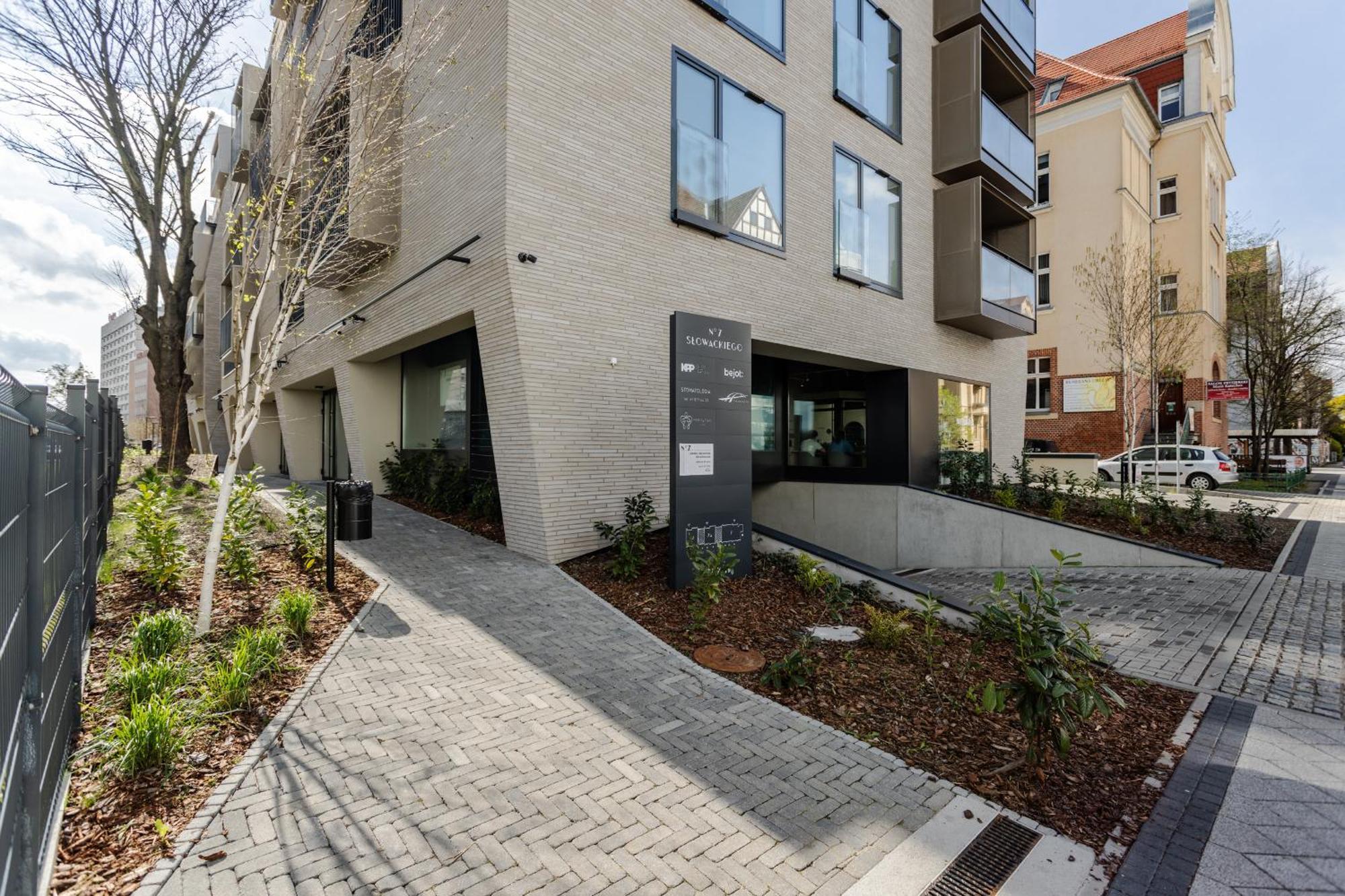 Nowoczesny Very Berry W Poznaniu Z Parkingiem I Biurkiem By Renters Познань