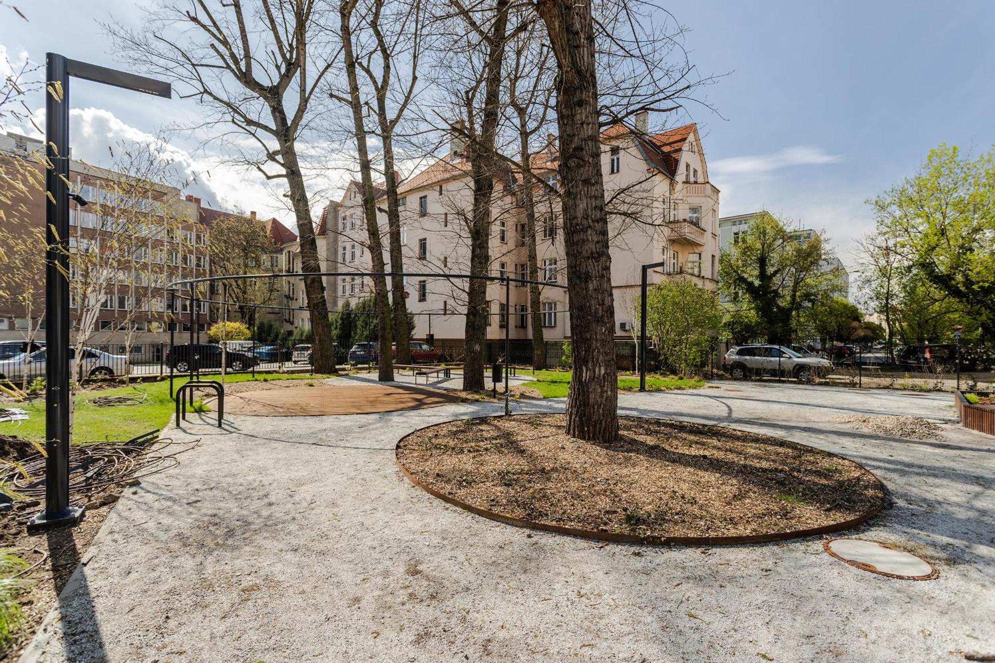 Apartment Nowoczesny Very Berry W Poznaniu Z Parkingiem I Biurkiem By Renters Poznan